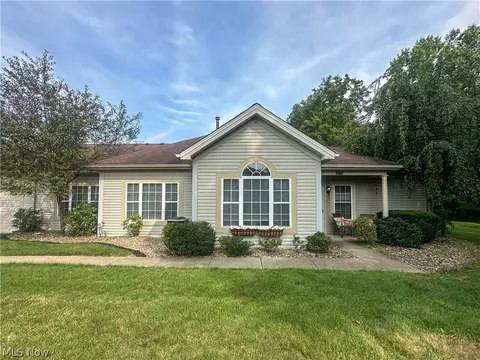 34 Woodland Chase Blvd, Niles, OH 44446