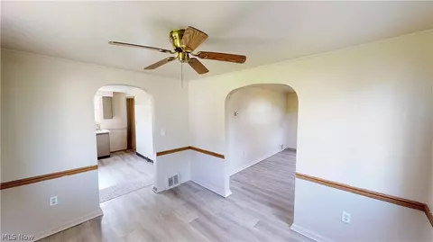 Entry Way - 34 W Lewis St, Struthers, OH 44471 photo 3 of 4