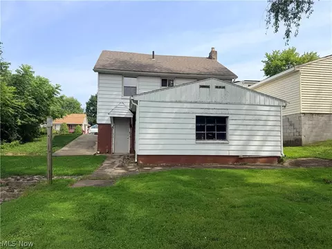 Exterior - 34 W Lewis St, Struthers, OH 44471 photo 3 of 4