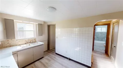 Entry Way - 34 W Lewis St, Struthers, OH 44471 photo 1 of 4