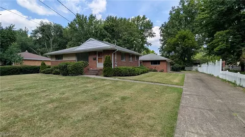 27540 Hollywood Dr, Westlake, OH 44145