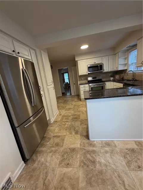 Kitchen - 260 E 214th St, Euclid, OH 44123 photo 2 of 5