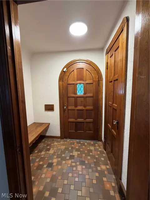 Entry Way - 260 E 214th St, Euclid, OH 44123 photo 1 of 6