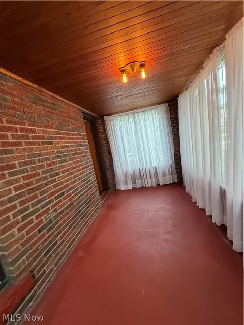 Exterior - 260 E 214th St, Euclid, OH 44123 photo 3 of 4