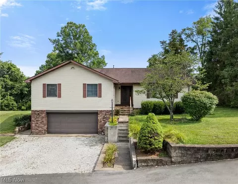 56062 Governor Dr, Bellaire, OH 43906