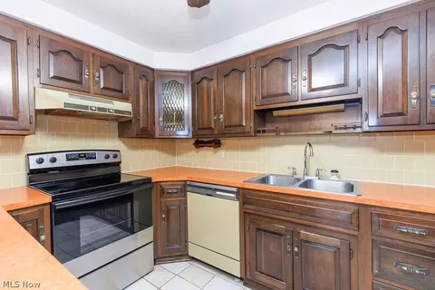 Kitchen - 43254 Dellefield Rd, Elyria, OH 44035 photo 2 of 3
