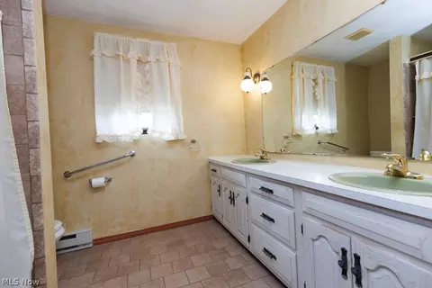 Bath - 43254 Dellefield Rd, Elyria, OH 44035 photo 1 of 4