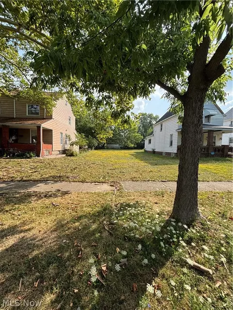 835 Whitcomb Rd, Cleveland, OH 44110