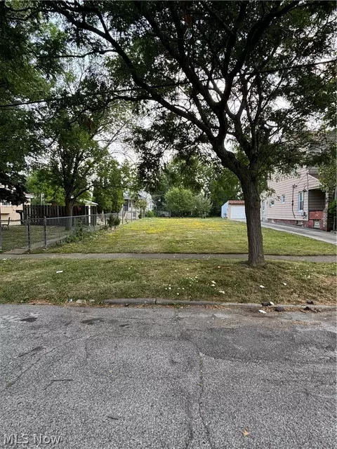 829 Whitcomb Rd, Cleveland, OH 44110