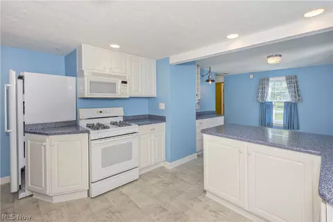 Kitchen - 2804 Orchard Dr, Willoughby Hills, OH 44092 photo 3 of 4