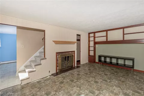 Living - 2804 Orchard Dr, Willoughby Hills, OH 44092 photo 3 of 7