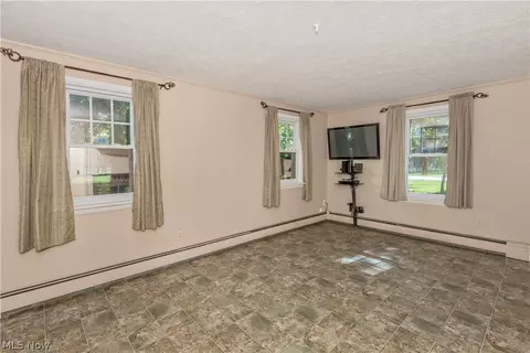 Living - 2804 Orchard Dr, Willoughby Hills, OH 44092 photo 2 of 7