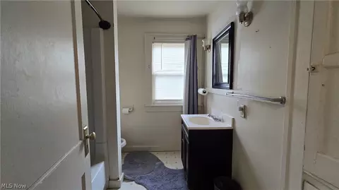 Bath - 442 Poland Ave, Struthers, OH 44471 photo 1 of 3