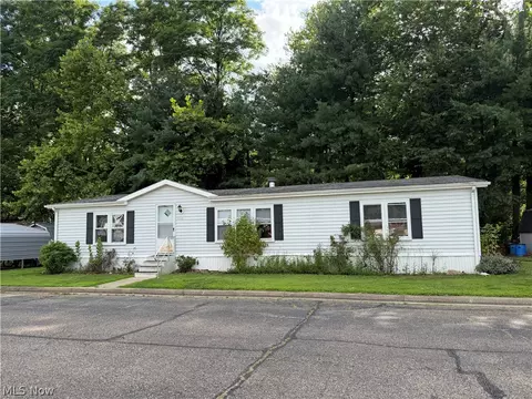 408 Compass Cir SE, New Philadelphia, OH 44663