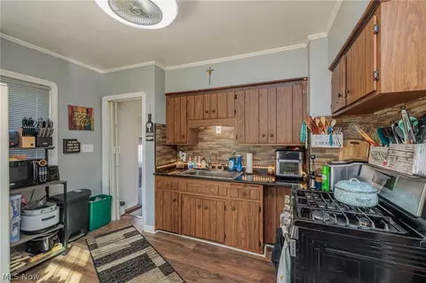 Kitchen - 2415 E Ridgewood Dr, Seven Hills, OH 44131 photo 2 of 5