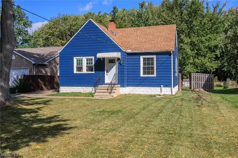 2415 E Ridgewood Dr, Seven Hills, OH 44131