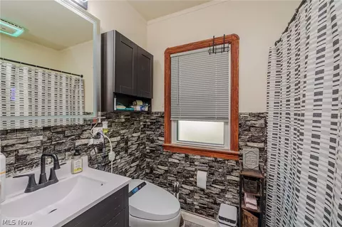 Bath - 2415 E Ridgewood Dr, Seven Hills, OH 44131 photo 1 of 1