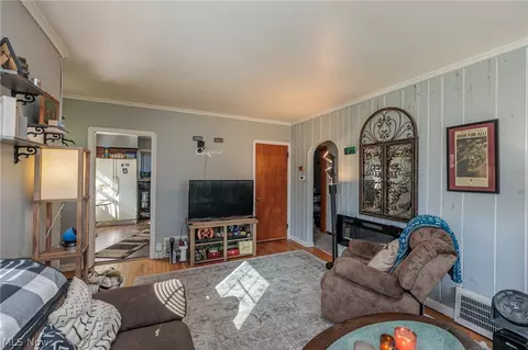 Living - 2415 E Ridgewood Dr, Seven Hills, OH 44131 photo 3 of 3