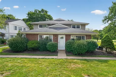 3826 Twin Pines Dr, Uniontown, OH 44685