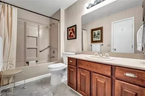Bath - 5669 Marble Ln, Willoughby, OH 44094 photo 2 of 3