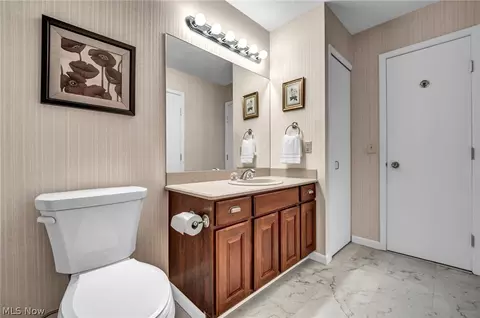 Bath - 5669 Marble Ln, Willoughby, OH 44094 photo 1 of 3