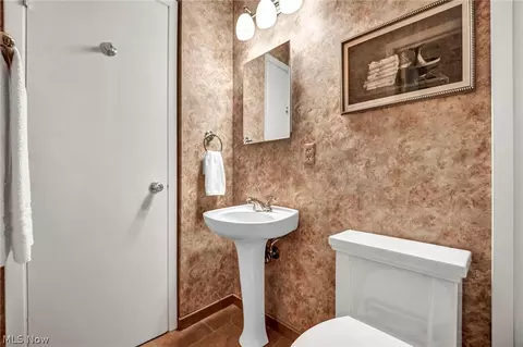 Bath - 5669 Marble Ln, Willoughby, OH 44094 photo 3 of 3