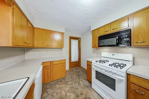 Kitchen - 1812 Skyline Dr, Lorain, OH 44053 photo 5 of 5