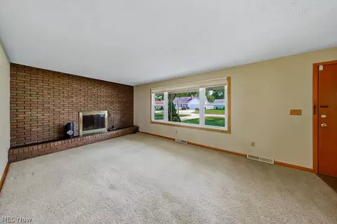 Living - 1812 Skyline Dr, Lorain, OH 44053 photo 2 of 6
