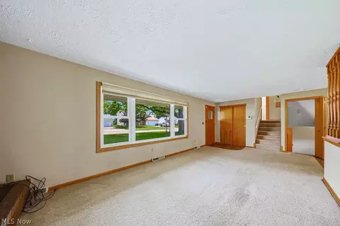 Living - 1812 Skyline Dr, Lorain, OH 44053 photo 5 of 6