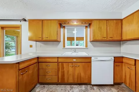 Kitchen - 1812 Skyline Dr, Lorain, OH 44053 photo 4 of 5