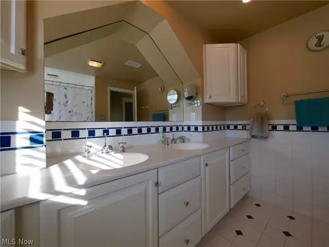 Bath - 52 Maple Ave, Wheeling, WV 26003 photo 4 of 4