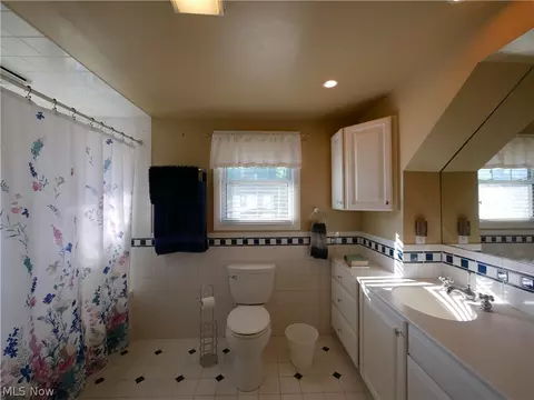Bath - 52 Maple Ave, Wheeling, WV 26003 photo 1 of 4