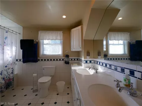 Bath - 52 Maple Ave, Wheeling, WV 26003 photo 3 of 4