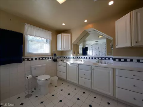 Bath - 52 Maple Ave, Wheeling, WV 26003 photo 2 of 4