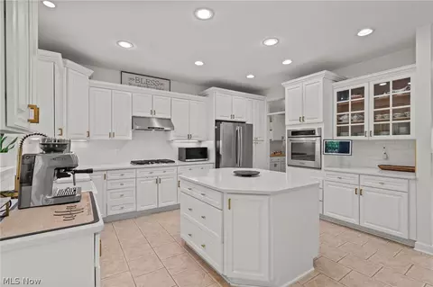 Kitchen - 37462 Tidewater Dr, Solon, OH 44139 photo 4 of 4
