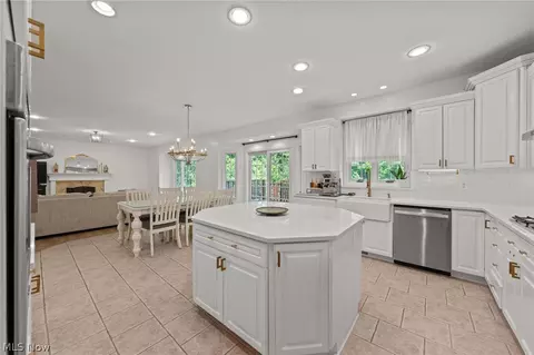 Kitchen - 37462 Tidewater Dr, Solon, OH 44139 photo 2 of 4