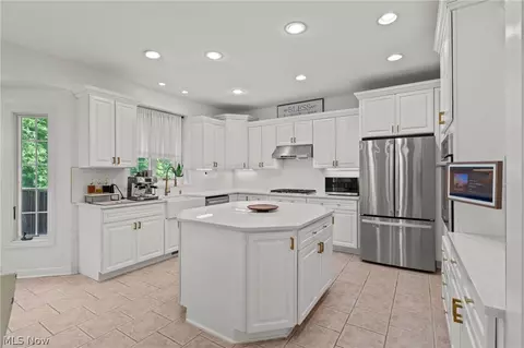 Kitchen - 37462 Tidewater Dr, Solon, OH 44139 photo 1 of 4