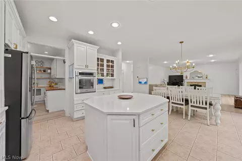 Kitchen - 37462 Tidewater Dr, Solon, OH 44139 photo 3 of 4