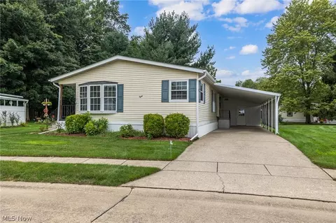 8 Jessica Ln, Olmsted Twp, OH 44138