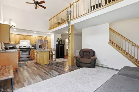 Entry Way - 1318 Daly Rd, Ashtabula, OH 44004 photo 3 of 6