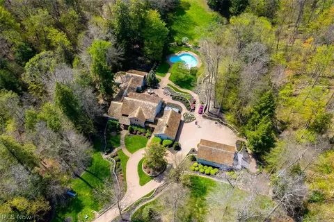 1160 Fox Hill Dr, Gates Mills, OH 44040
