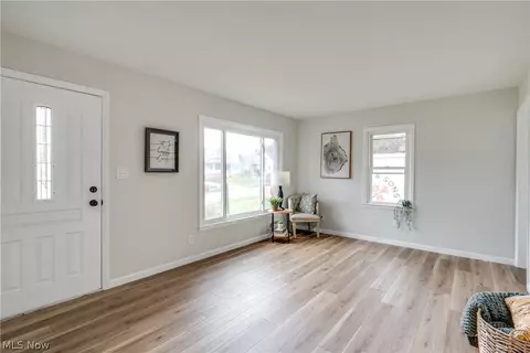 Living - 705 E Catawba Ave, Akron, OH 44306 photo 2 of 4