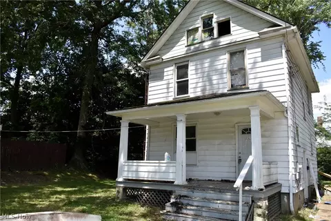 47 Lincoln Ave, East Palestine, OH 44413