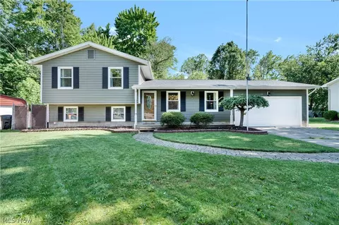 1796 Maple Trace Ct, Youngstown, OH 44515