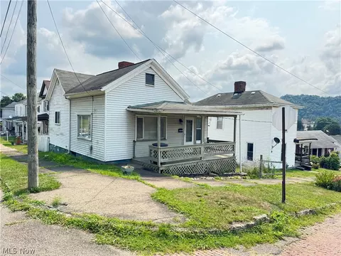 816 Delaware St, Martins Ferry, OH 43935
