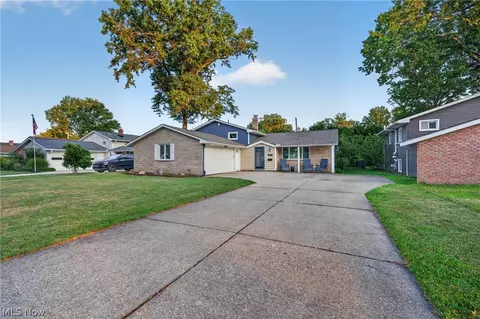 25077 Deerfield Dr, North Olmsted, OH 44070
