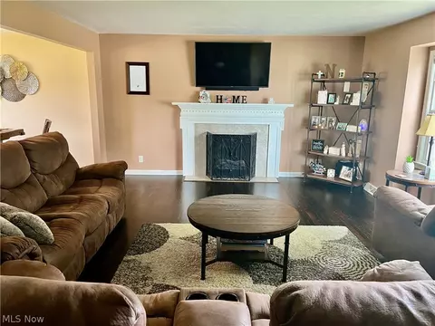 Living - 6301 Apache Ln, Poland, OH 44514 photo 3 of 5