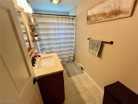 Bath - 6301 Apache Ln, Poland, OH 44514 photo 3 of 3
