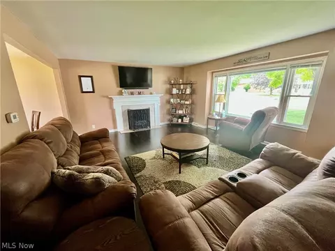 Living - 6301 Apache Ln, Poland, OH 44514 photo 2 of 5