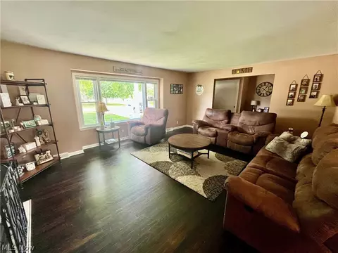 Living - 6301 Apache Ln, Poland, OH 44514 photo 4 of 5